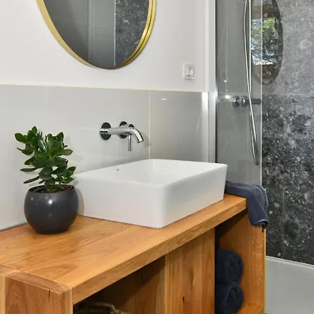 Awesome Home In Dragove With Wifi